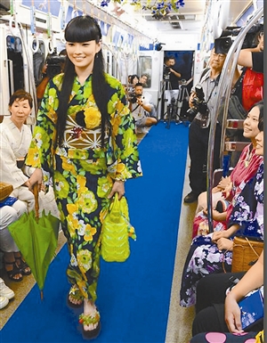 日本地铁时装秀 和服泳衣满堂彩