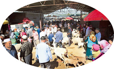 7月4日的色力布亚镇巴扎日,人头攒动,车水马龙