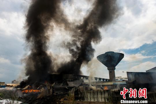 图为佛山南海一家食品原料仓库的火灾现场。　龙宇阳摄