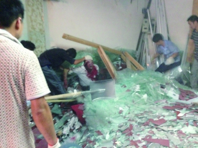 南京:玻璃店约2吨重玻璃倒塌破碎致老板被埋身亡