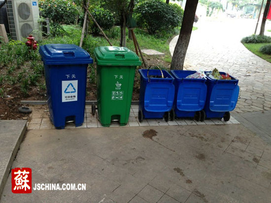 南京高校爱宁城治学生联盟进社区宣传垃圾分类