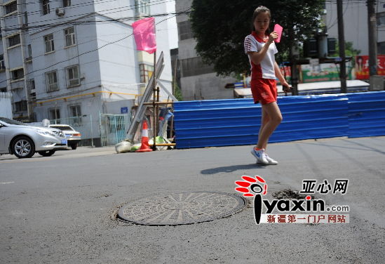 图为7月11日中午2点 在乌鲁木齐市红山路北五巷,窨井盖已被安放在安放在原位。亚心网记者 史纪伸 实习生 张已 摄 事实上,乌鲁木齐市大街小巷经常会出现咬人的窨井,记者盘点本报热线发现,从年初至今,本报共接到上百条反映井盖缺损的热线,其中有12条因破损井盖伤人、伤车的热线。 家住阿勒泰路的肖先生说,阿勒泰路世纪花园附近路边有口污水窨井被车轧坏,两天无人修理,我曾看见有车辆卡在井里。 市民高女士称,她经过北门药材公司时曾掉进一口无盖窨井中,半个身子都跌了进去,好在好心人及时把我拉了出来。