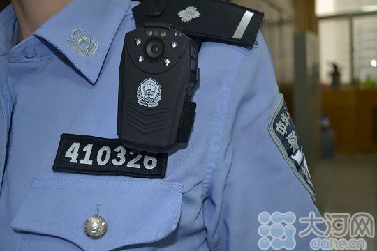 图:郑州二七法院加强警用配备 确保公正执法