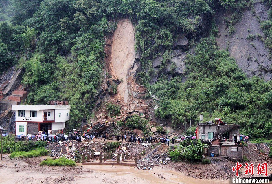 云南盐津山体滑坡9人被埋 4人获救5人生死未卜