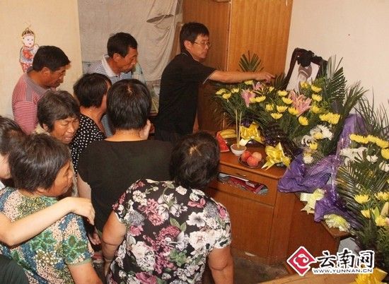 大爱战士李杰魂归故里 文登父老乡亲街头含泪