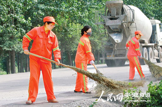 坚守在公路线上的巾帼养护工