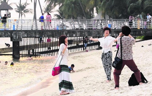 赴新加坡中国三线城市游客增两成 海滩成重要