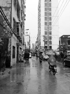 路灯漏电 女子水中摔倒触电身亡