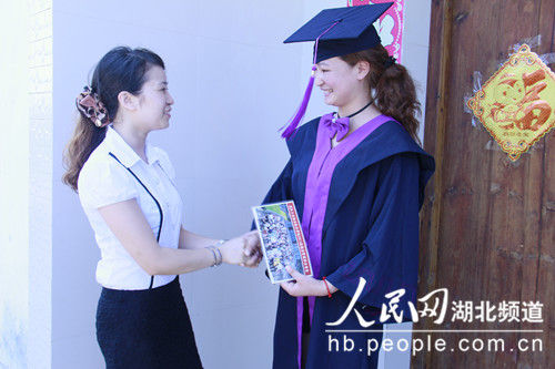 武汉一高校校领导赴重病学生家中颁发毕业证