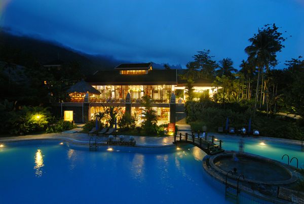 大堂及大堂泳池夜景(图片由酒店方提供)