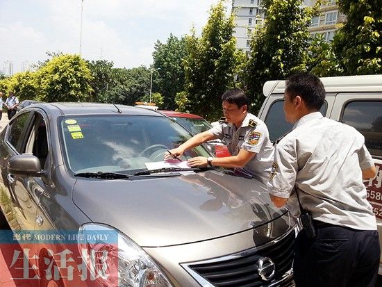 南宁:人行道上乱停放 40分钟内25辆小车被贴罚单