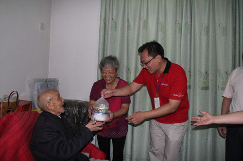 中百超市为65岁以上三无老人送免费午餐