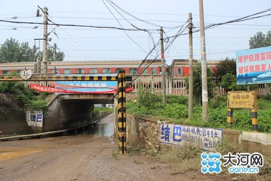 京广铁路漯河段一涵洞常年积水 村民期盼早整