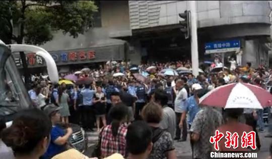 堵路人数众多,常州市公安局派出特警维护现场