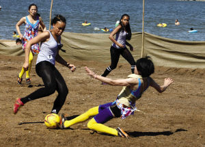 外国美女、国内大妈穿泳装踢沙滩足球