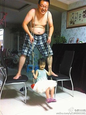 极品父亲雷人招数带小孩