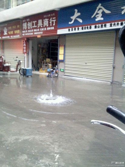 排水不畅 信阳国际商城楼顶现喷泉奇观(图)