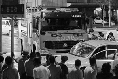 消防车出警撞上轿车120救援又刮公交