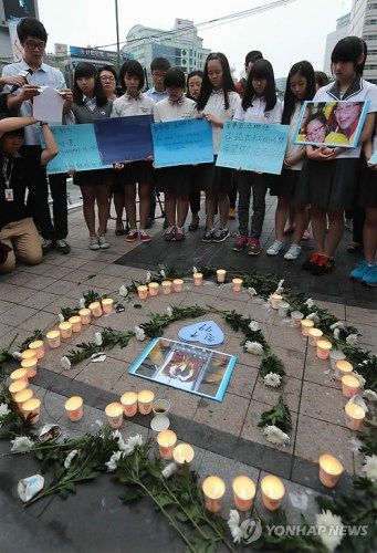 韩国中学生为韩亚空难中国遇难者举行哀悼活动