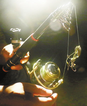 云龙湖有人使用爆炸钩偷捕鱼