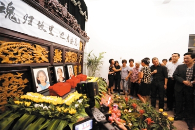 7月29日1时左右,浙江江山,在家长的护送下,王琳佳,叶梦圆,刘易芃三