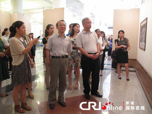 CRI中外记者走进全国政协 近距离了解中国民主