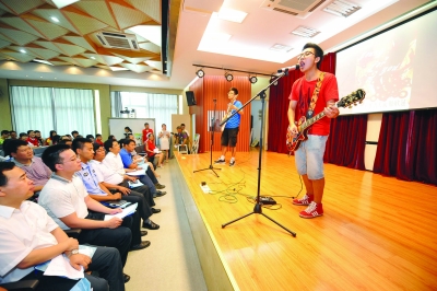 锁金村街道大学生书记助理进社区