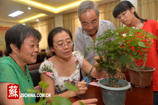 新老党员结对帮扶 扬大学生志愿者送植物进社