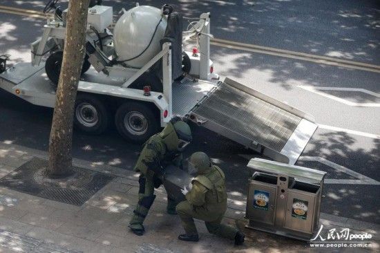 上海特警穿防爆服紧急处置路边可疑木箱(组图