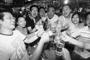 价高挡诱惑 雨多减激情 啤酒广场今年赚钱不多