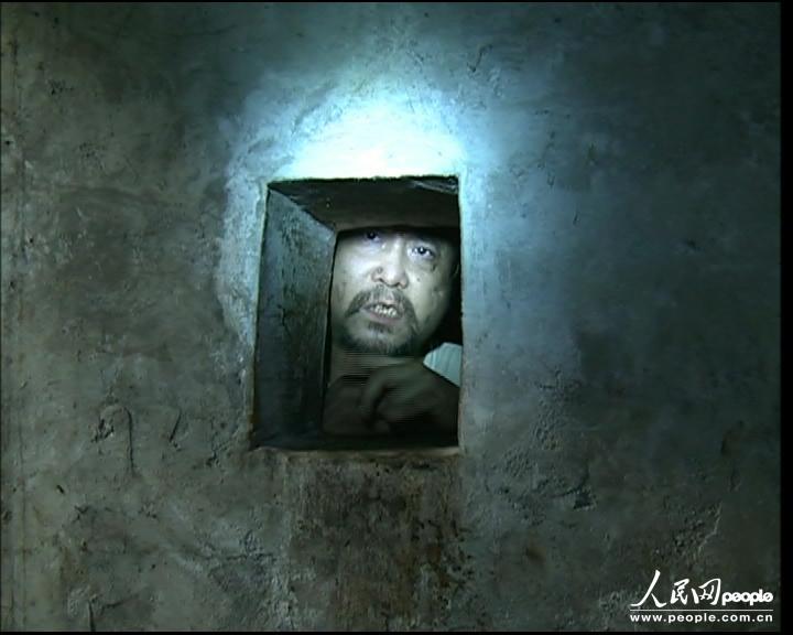 高清:四川宜宾48岁男子疑患精神病 被家人囚“碉堡”11年_资讯频道_凤凰网