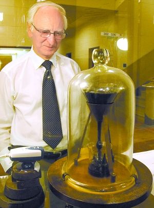 首次拍到沥青滴落