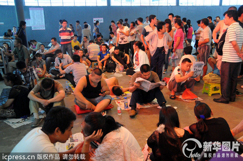 北京儿童医院暑期挂号难 场面壮观如春运