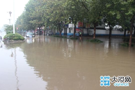 漯河大雨过后变"威尼斯"水城 市区多处积水