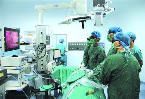 九龙男科博士成功实施首例3D腹腔镜手术