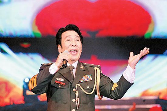 克里木,著名维吾尔族男高音歌唱家,舞蹈家,总政歌舞团国家一级演员.