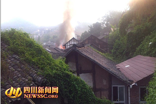 四川南充蓬安嘉陵桑梓风景区周子古镇发生大火