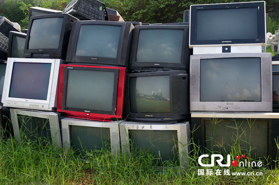 湖南株洲约8万台老电视机堆积如山等待回收(高