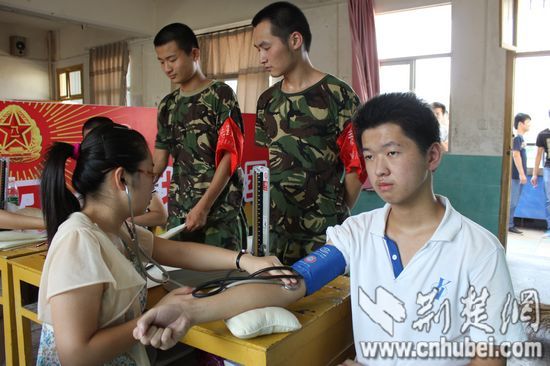 蕲春征兵体检1300余名报名青年接受祖国挑选