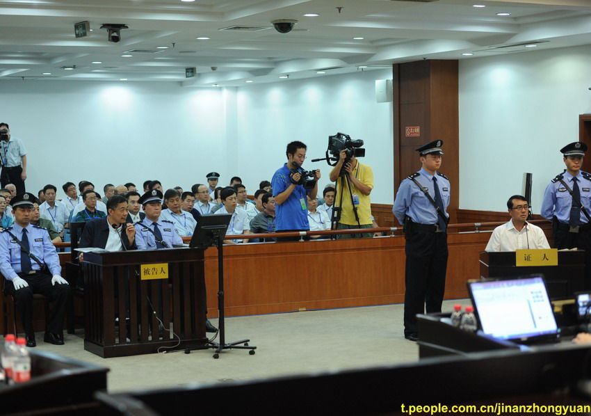 高清组图:<em>王立军</em>就薄熙来滥用职权出庭作证_资