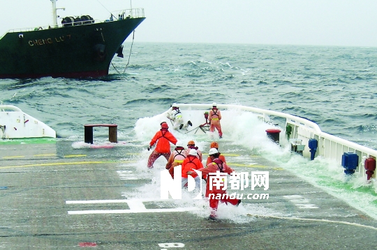 向14级台风中心挺进,海上营救时常上演美国大