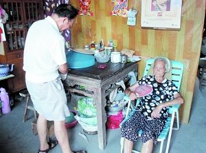 　　奉城镇高桥  村，81岁的霍素均坚持独居，小辈常来帮她做家务。