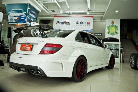 究竟该看车还是看人奔驰车模酷似催情剂(图)