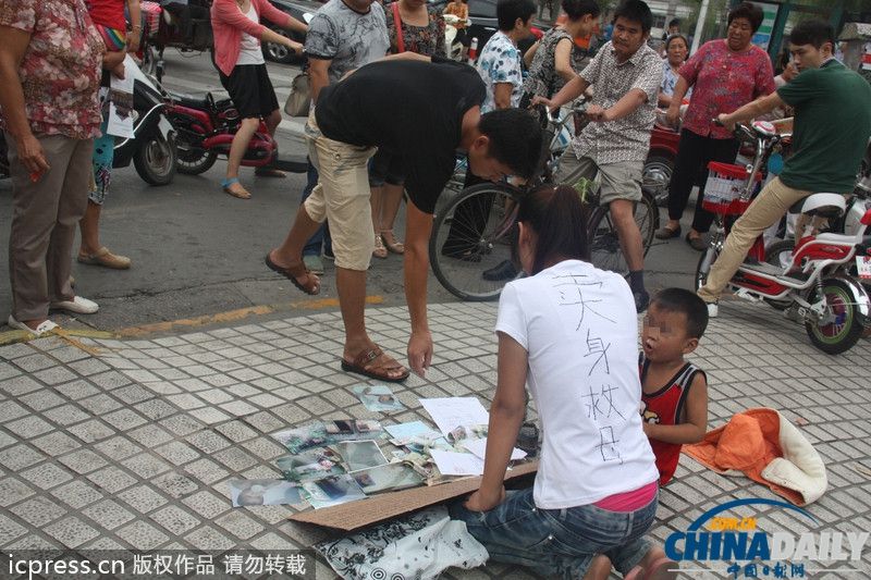 河南许昌:花季少女闹市区跪地卖身救母