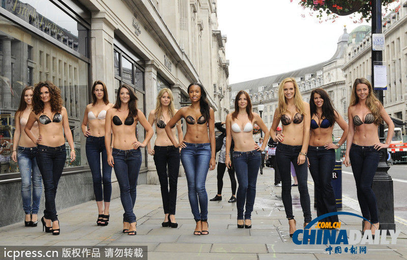 英国街头性感女模上演火辣<em>隐形文胸真人</em>秀(组
