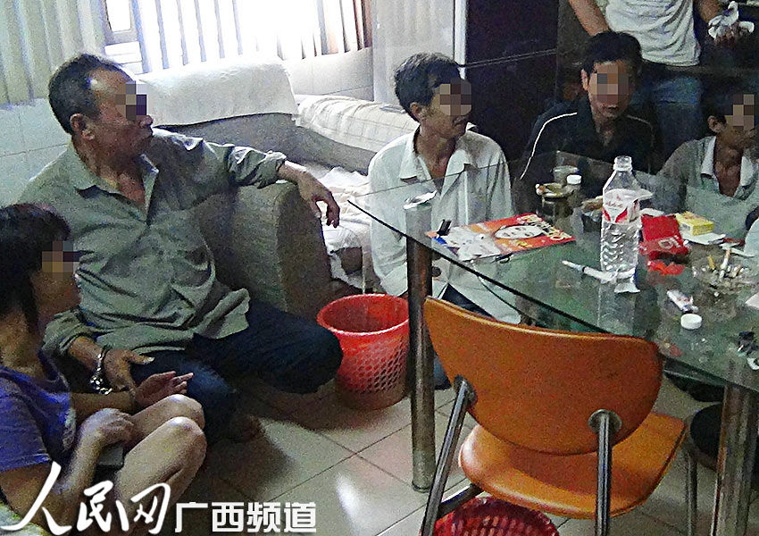 广西贺州<em>7男1女</em>躲民宅吸毒被当场抓获(图)_资