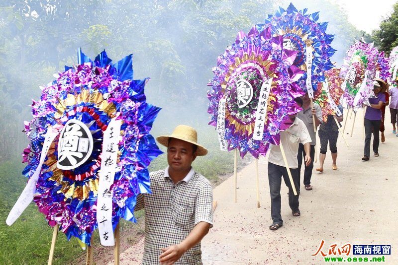 乡亲们抬花圈含泪送别