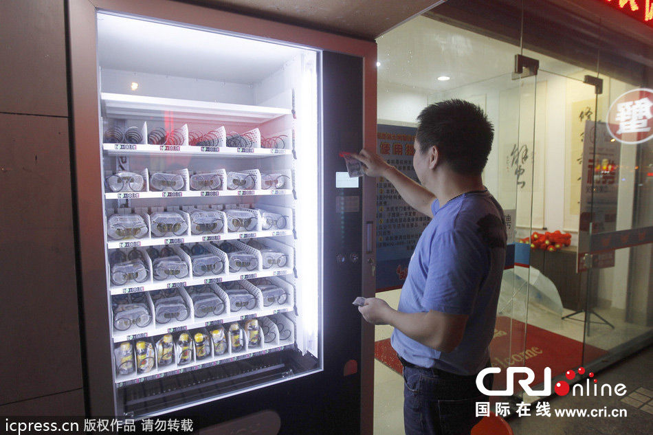 杭州首台大闸蟹自动售卖机现身 保证新鲜每只
