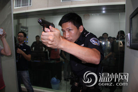 网友进警营 :龙湾警方带你过把真枪瘾