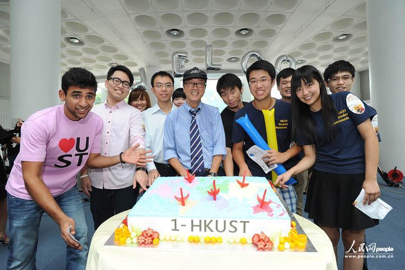 香港科大开学礼校长抱吉他与学生共唱流行曲